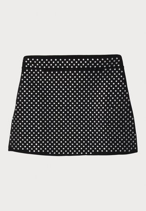 Juodas mini sijonas su perforuotu dizainu, puošyboje sidabrinės studės, turintis lygią juosmenį ir tiesią apatinę siūlę.