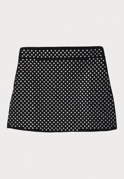 Zwarte mini rok met een geperforeerd ontwerp versierd met zilveren studs, met een soepele tailleband en een rechte zoom.