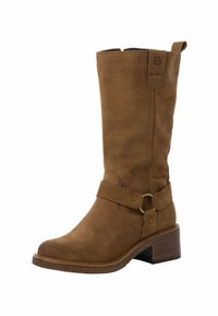 Bottines en suède marron jusqu'au genou avec un bout rond, un détail de sangle à boucle et un talon bloc robuste. Texture lisse et design minimaliste.