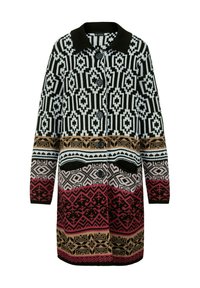 Cardigan long en tricot boutonné avec col noir, motifs géométriques en noir, blanc, beige et rouge foncé, et deux poches avant.
