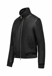 Giacca bomber in pelle nera con colletto alto, zip frontale e tasche laterali. Presenta polsini e orlo a costine per un look aderente.