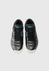 Încălțăminte sport neagră cu un design texturat, având un logo verde, șireturi negre și o talpă din cauciuc alb.