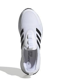 Zapatilla deportiva blanca con diseño de tres rayas negras, parte superior de malla, plantilla acolchada Cloudfoam y suela de goma texturizada.