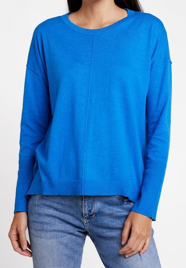 Blauwe langemouwen trui met een ronde halslijn en een geribbelde zoom. Heeft een gladde textuur en een relaxte pasvorm. Draagt over denim jeans.
