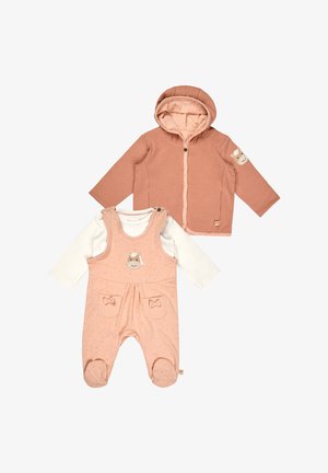 Zweiteiliger Baby-Outfit mit pfirsichfarbener Kapuzenjacke und passendem Fußedermler mit Tiergesicht und Schleifendetails, darüber getragen ein weißes Langarmshirt.