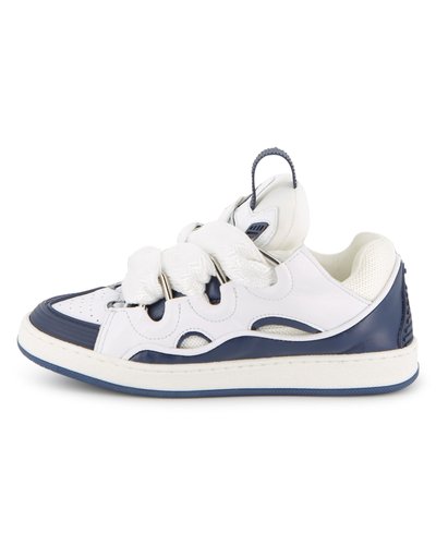 Άσπρο και ναυτικό αθλητικό παπούτσι με υφασμένο επάνω μέρος από δέρμα, μοναδικό σχέδιο με ανοίγματα, επενδυμένο γιακά και λαστιχένια σόλα. Τα κορδόνια είναι παχιά και στρογγυλά.