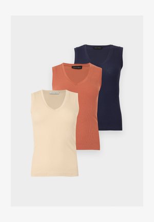 Drei ärmellose, gerippte V-Ausschnitt-Oberteile in Beige, Rost und Navy, übereinandergelegt auf einfachem Hintergrund.
