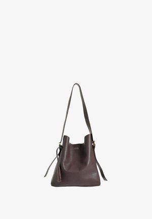 Sac en cuir brun foncé en forme de seau avec une seule bandoulière et un détail en frange sur le côté.