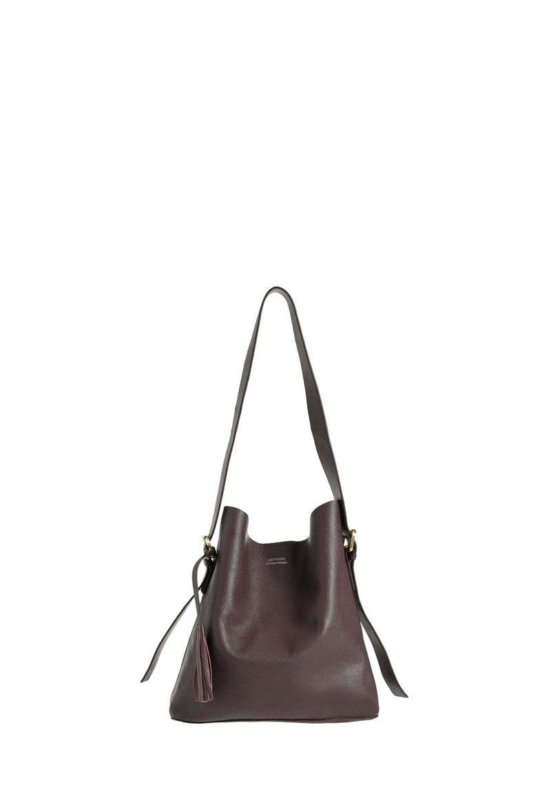 Sac en cuir brun foncé en forme de seau avec une seule bandoulière et un détail en frange sur le côté.