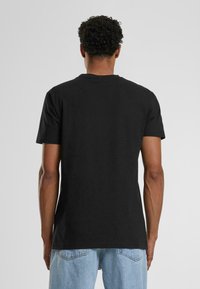 Mister Tee BALL LIFESYTLE TEE - Triko s potiskem - black