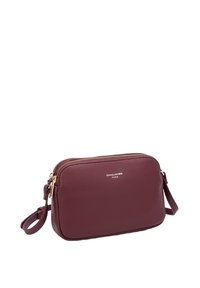 Borsa a tracolla in pelle borgogna con zip dorata, forma rettangolare e tracolla rimovibile. Presenta il logo del marchio sul davanti.