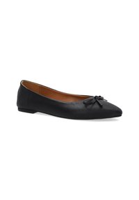 Schwarze Leder-Ballerinas mit spitz zulaufender Spitze und einem kleinen Schleifenakzent an der Oberseite. Verfügt über eine niedrige, strukturierte Sohle für Stabilität.
