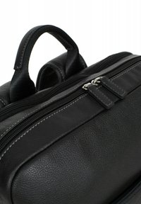 Borsa in pelle nera con superficie texturizzata, doppi zip con hardware in argento e manici superiori per il trasporto.