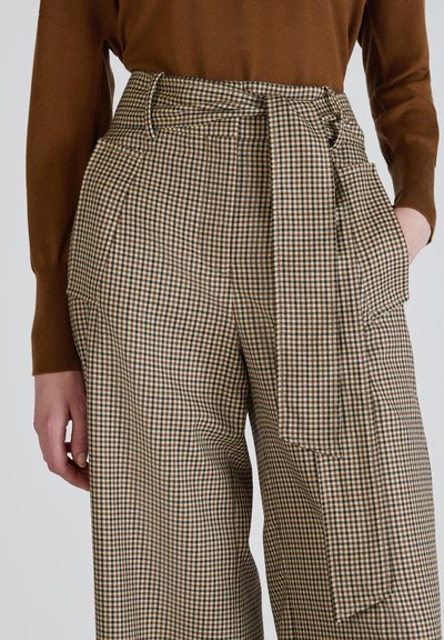 Geruite broek in bruin en crème, met een paper-bag taille en een strikceintuur, zijzakken en een wijde pijpen silhouet.