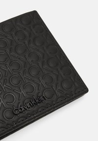 Calvin Klein MUST MONO BIFOLD COIN - Monedero - black