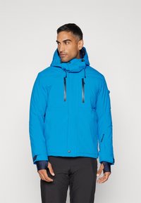 Blaue isolierte Jacke mit hohem Kragen, verstellbarem Kapuze, vorn Reißverschlusstaschen und schwarzen Akzenten. Glattes, wetterbeständiges Material.