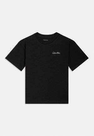 Sort T-shirt med korte ærmer og rund halsudskæring med lille hvid "Calvin Klein"-logo på venstre bryst.