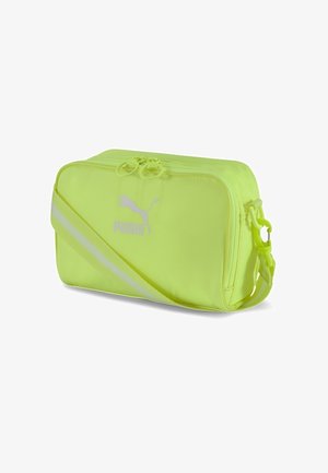 Sac d'épaule rectangulaire jaune vif avec logo Puma, double fermeture éclair et sangle réglable avec bande blanche.