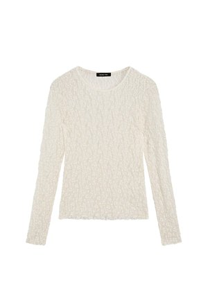 Biała bluzka z długim rękawem z teksturowanej tkaniny z falistym wzorem, okrągłym dekoltem i dopasowanym krojem.