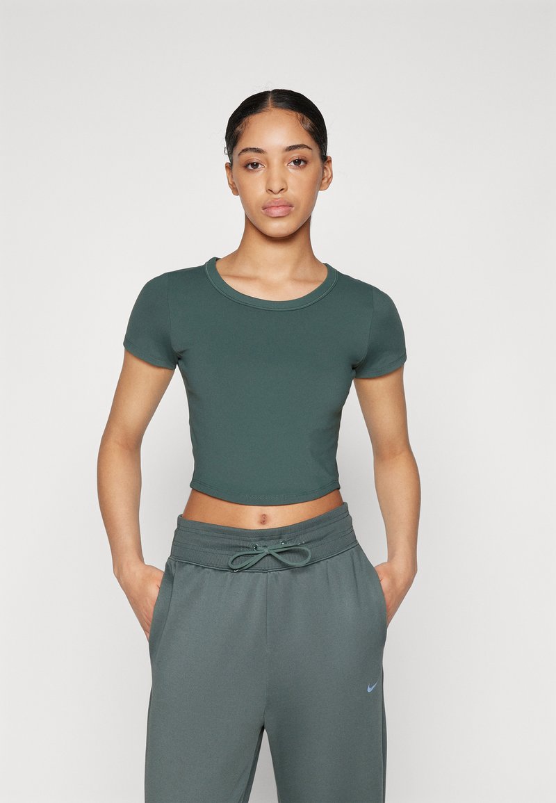 Dunkelgrünes, kurzärmliges, kurzes T-Shirt mit Rundhalsausschnitt, kombiniert mit passenden Jogginghosen, die einen verstellbaren Kordelzug und seitliche Taschen haben.