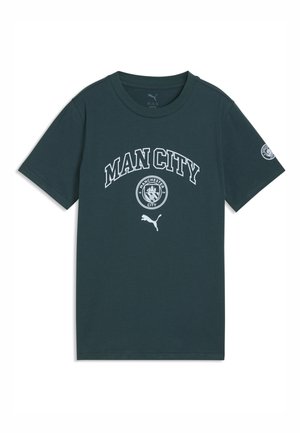 Ciemnozielona koszulka z krótkim rękawem z napisem "MAN CITY", logo Manchester City poniżej oraz logo Puma umieszczonym centralnie pod herbem.