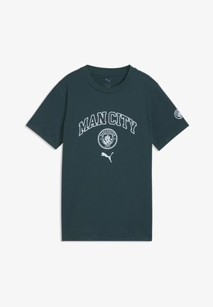 Tricou verde închis cu mâneci scurte, cu textul "MAN CITY", logo-ul Manchester City dedesubt și logo-ul Puma centrat sub stema.