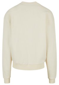 Cremefarbener Sweatshirt mit rundem Ausschnitt, gerippten Bündchen und Saum. Das Design ist schlicht mit einer glatten Textur, ohne Muster oder Akzente.