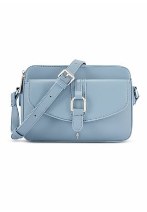 Jasnoniebieska prostokątna torba na ramię z przednim paskiem zapinanym na klamrę, zamkiem błyskawicznym od góry, regulowanym paskiem na ramię oraz gładką teksturą skóry.