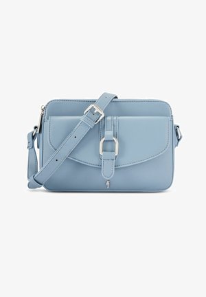 Jasnoniebieska prostokątna torba na ramię z przednim paskiem zapinanym na klamrę, zamkiem błyskawicznym od góry, regulowanym paskiem na ramię oraz gładką teksturą skóry.