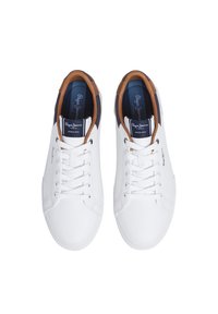 Białe sneakersy o gładkiej fakturze, z beżowymi akcentami wokół języka i niebieską wewnętrzną wyściółką. Sznurowadła i minimalne oznaczenia marki widoczne.
