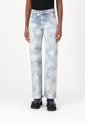 Lichtblauwe slangenprintjeans met een ontspannen pasvorm, gemaakt van denim. Hoge taille, klassieke vijf-pocket design, gecombineerd met zwarte platform schoenen.