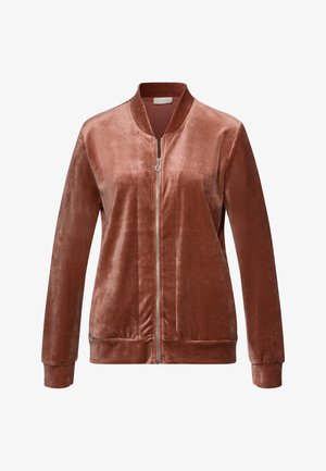 Sametová bomber bunda v teplé hnědé barvě, s předním zipem, žebrovanými manžetami a jemně texturovaným materiálem se hladkým povrchem.