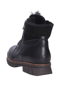 Schwarze Leder-Stiefelette mit einem strukturierten Wildleder-Obermaterial, seitlichem Reißverschluss und robuster Gummisohle. Verfügt über ein weiches Lammfellfutter am Kragen.