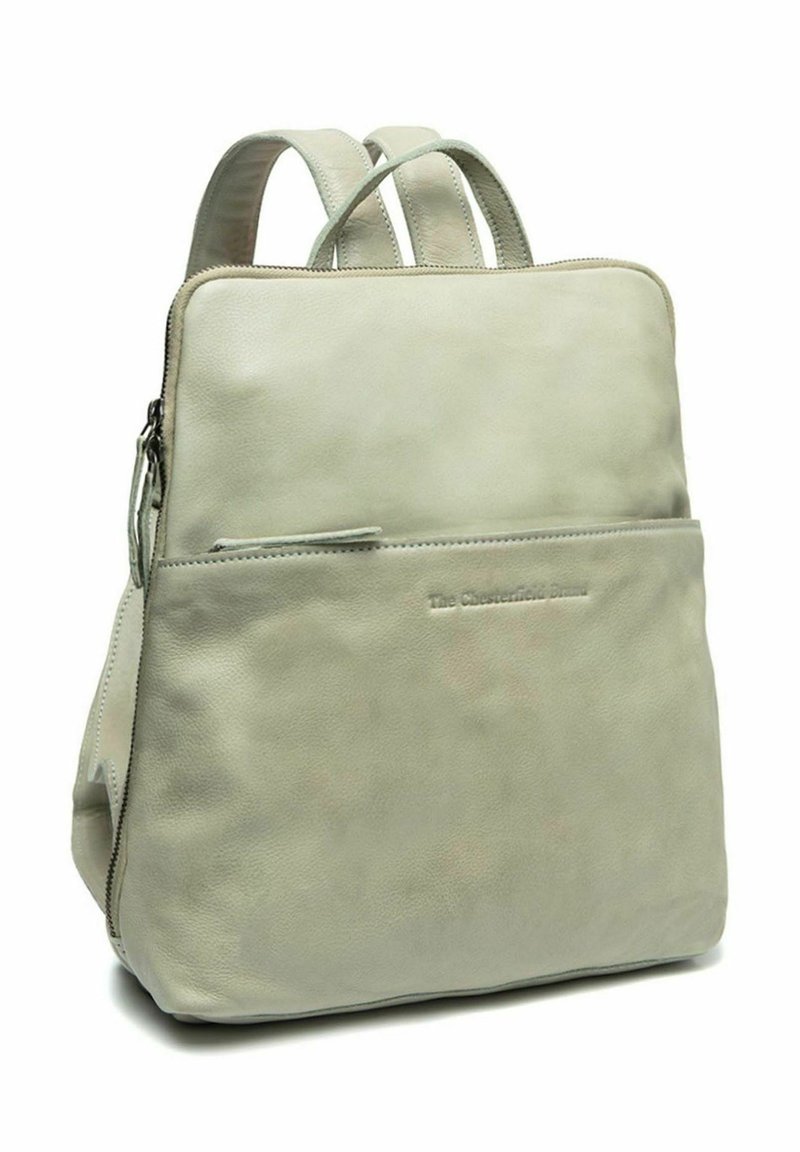 Zaino in pelle grigia chiara con texture liscia, dotato di due spallacci, una tasca anteriore con zip e dettaglio logo in rilievo.