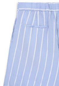 Hellblaue Baumwollshorts mit vertikalen weißen Streifen, ausgestattet mit einem elastischen Bund und einer einzigen Gesäßtasche. Weicher Stoff.