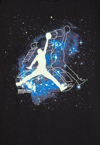 Schwarzfarbenes T-Shirt mit einem kosmischen Grafikdesign, das weiße und blaue Silhouetten von zwei Figuren zeigt, die springen, umgeben von einem Galaxiemuster und einem Text darunter.