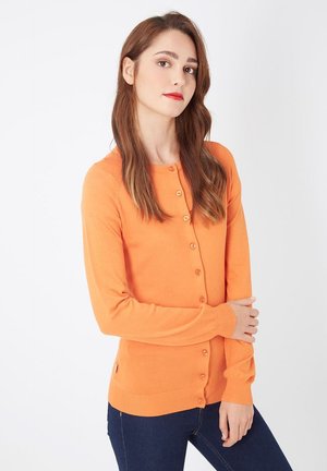 Cárdigan de punto naranja con cuello redondo, mangas largas y cierre frontal de botones. Destacado con puños y dobladillo acanalados.