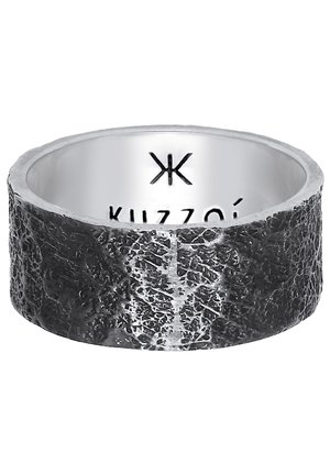 Large bague en argent avec une surface extérieure texturée gris foncé et une bande intérieure lisse et brillante gravée du nom et du logo de la marque.