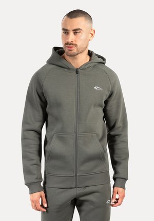 Mørkegrøn zip-up hoodie lavet af blødt materiale med en frontlomme, ribbede manchetter og et broderet logo på venstre bryst.