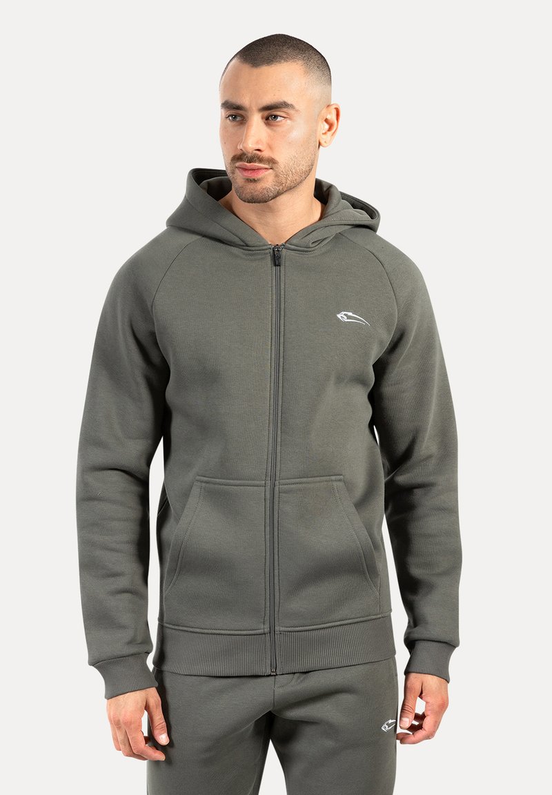Mørkegrøn zip-up hoodie lavet af blødt materiale med en frontlomme, ribbede manchetter og et broderet logo på venstre bryst.