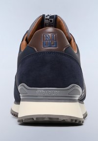 Sneaker in suede navy con dettagli in pelle marrone, suola grigia, linguetta posteriore testurizzata e logo "NAPAPIJRI" sul retro.