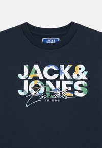 Námornícky modré mikino s multikolórovou grafikou loga a textom "JACK & JONES Essentials" a "EST. 1990" v neformálnom písme. Bavlnený materiál.