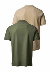 Deux polos unis à manches courtes montrés de dos, un vert olive devant et un beige derrière.
