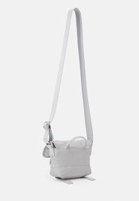 Hvid syntetisk crossbody taske med en flad form, aftagelig rem, kort top håndtag og en simpel flaplukning. Glat tekstur.