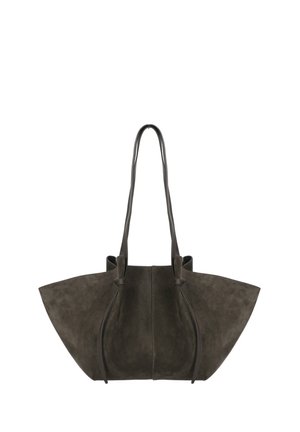Borsa a mano in camoscio marrone scuro con lati ampi a forma di ala e sottili doppi cinturini da spalla che si estendono sopra la borsa.