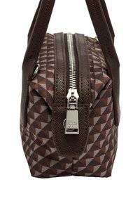 Brączowa torebka z wzorem w geometriczne trójkąty, z teksturowanymi skórzanymi akcentami, srebrnym zapięciem na zamek oraz metalową zawieszką z logo z przodu.