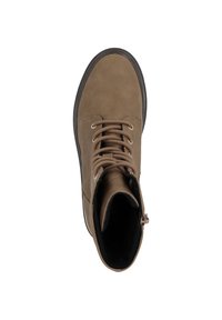 Stivale alla caviglia in suede marrone con punta rotonda, lacci sul davanti e dettagli con zip. Suola in gomma nera, texture opaca e colore neutro.