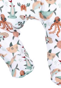 Ein Baumwoll-Overall mit weißem Hintergrund und bunten Mustern von Meereslebewesen, darunter Fische, Oktopus und Krabben in Orange, Teal und Grün.