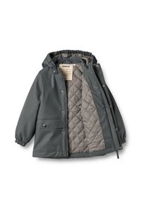 Chaqueta impermeable gris con capucha, con un interior acolchado en un patrón de cuadros. Incluye botones a presión y puños elásticos.