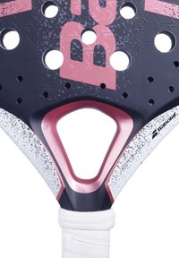 Sort paddle racket med en pink accent, der har en struktureret overflade, flere huller og et trekantet udsnit nær håndtaget, der er indpakket i hvid grebsklæb.